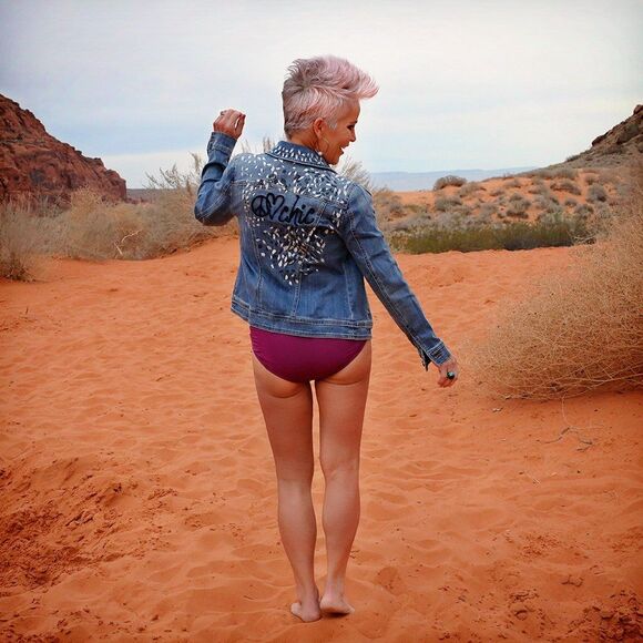 Chicos NWT PEACE LOVE CHIC Embroidered‎ Denim Jean Jacket Size 1 - Picture 2 of 12